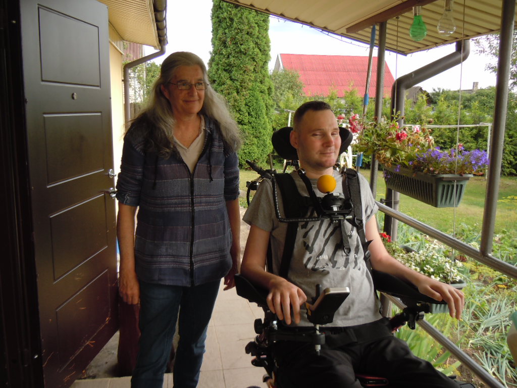 Christine und Povilas in seinem neuen Rollstuhl welcher er, obwohl er Tetrapletiker ist, mit dem orangen Aufsatz steuern kann..JPG